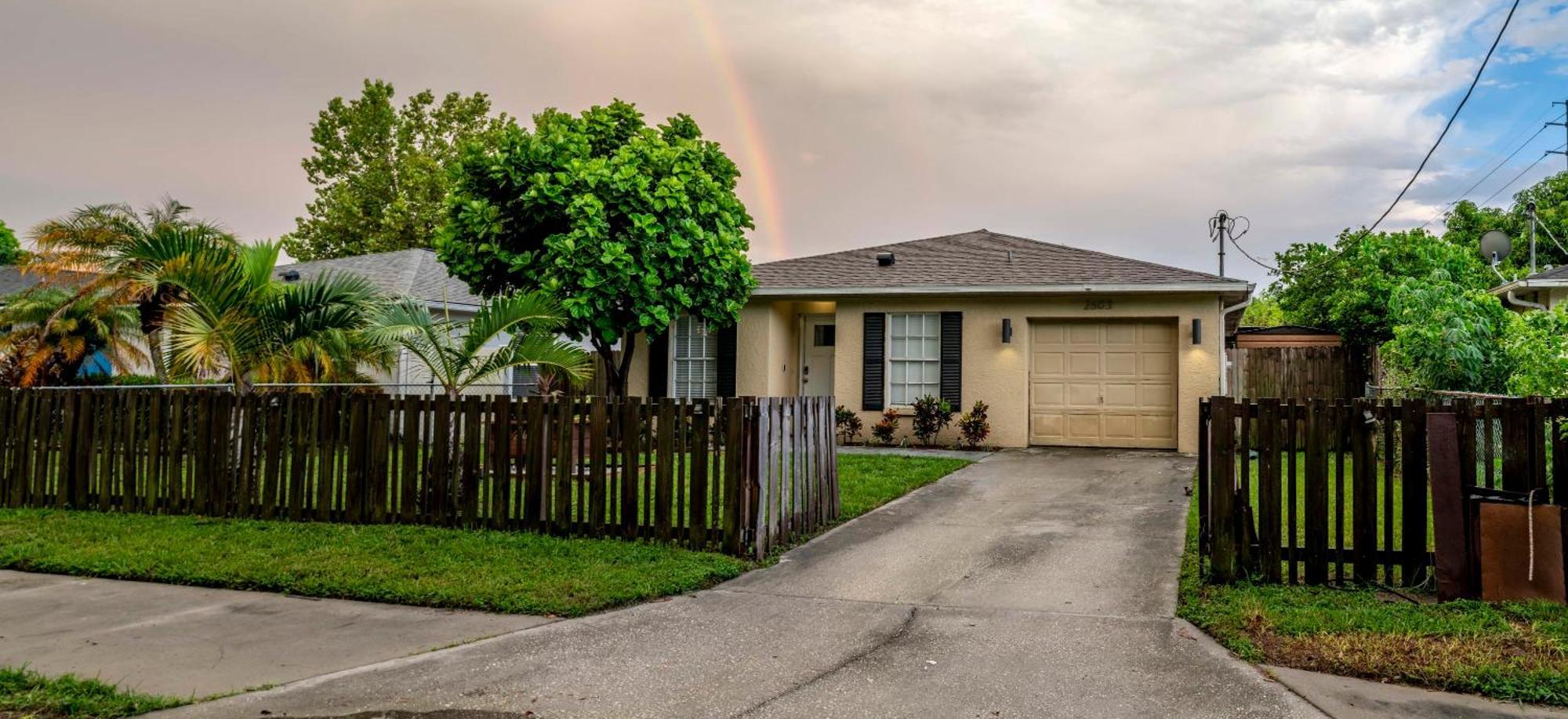 Upscale Ybor House With Outdoor Living Space *