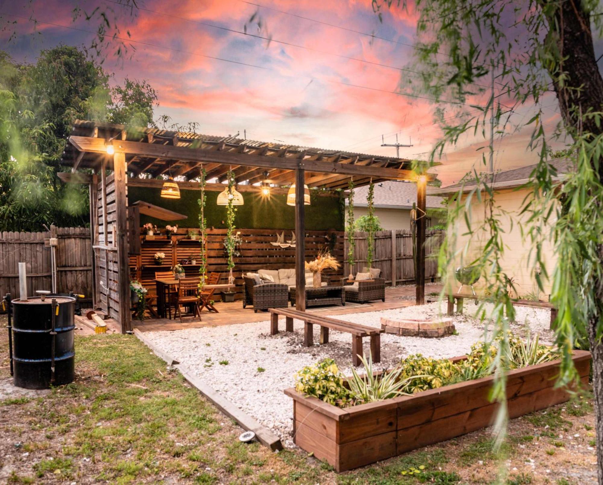 Upscale Ybor House With Outdoor Living Space Ferienhaus